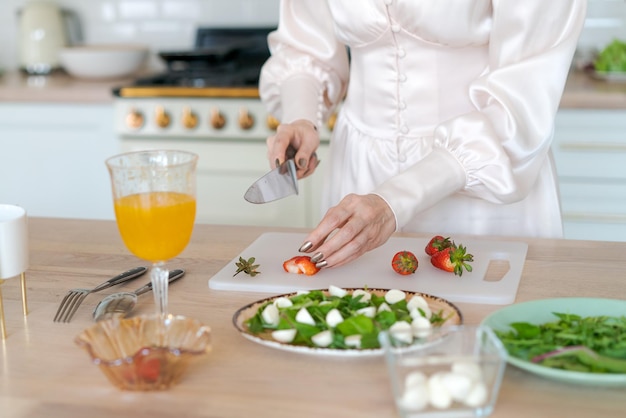 Kucharz przygotowujący danie